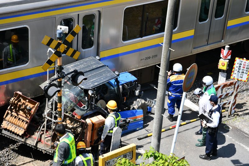 ＪＲ成田線の大戸—佐原間の踏切で、電車とトラクターが衝突した事故現場＝２８日午前１０時１５分ごろ、香取市