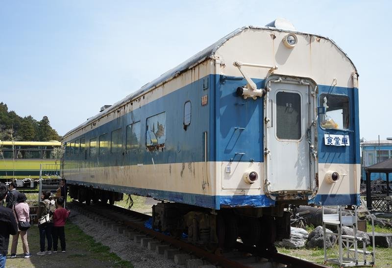 外観がお披露目された食堂車「サシ５８１－３１」。塗装の剥離やさび、窓ガラスの破損が残る＝いすみ市の「ポッポの丘」
