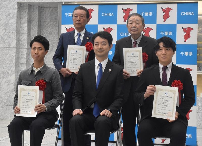 「千葉ものづくり認定製品」に追加された企業の代表者と熊谷千葉県知事（前列中央）＝県庁
