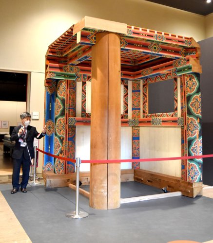 醍醐寺五重塔の彩色模型を説明する担当教授＝佐倉市の国立歴史民俗博物館