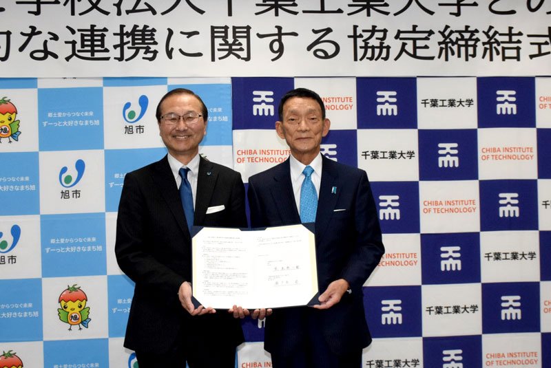 協定書に調印した米本市長（左）と瀬戸熊理事長＝旭市役所