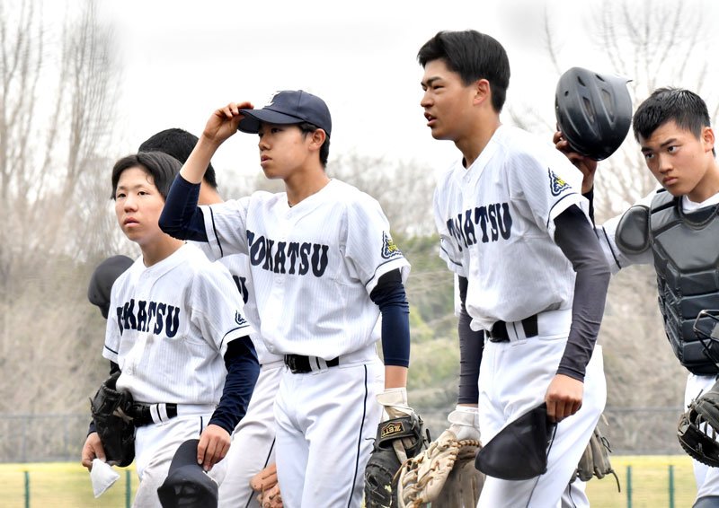 試合後のあいさつを終え、引き上げる東葛飾の塩田主将（右から２人目）ら