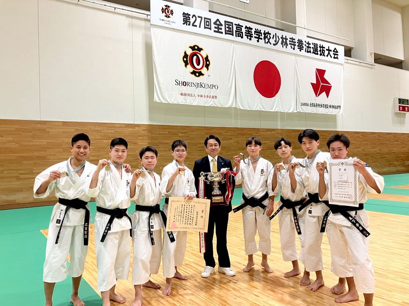 男子団体演武で優勝した桜林
