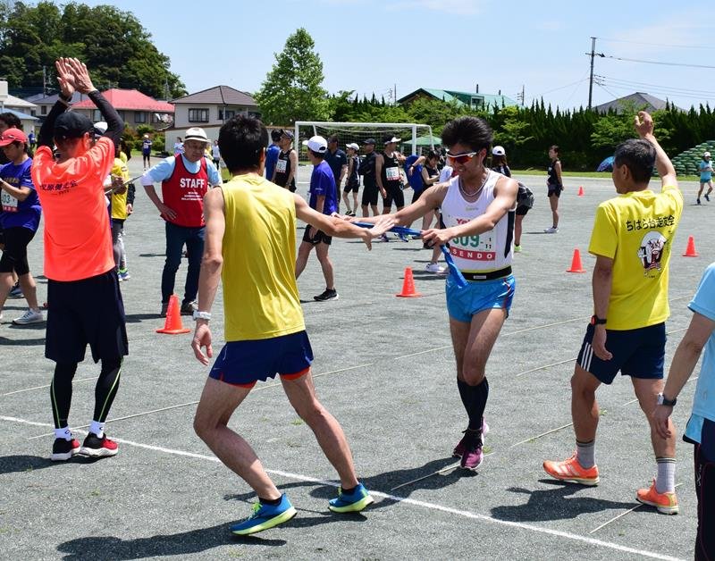 前回大会でたすきをつなぐランナーたち＝昨年６月、茂原市立二宮小グラウンド
