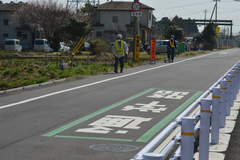 児童５人が死傷した事故現場の通学路。ガードパイプや外側線が設けられるなど安全対策が取られた＝２０２２年３月、八街市

