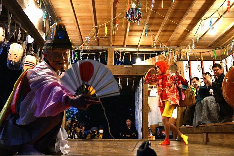 五穀豊穣を願い奉納された「笹川の神楽」＝６日、東庄町
