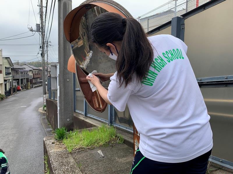 カーブミラーを磨くボランティア部員＝千葉市若葉区
