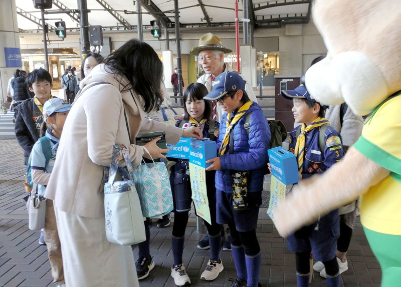 千葉県ユニセフ協会が行った募金活動＝昨年１２月、千葉市中央区