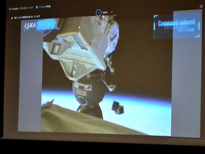 パブリックビューイングで映し出された衛星投入のリプレイ映像＝１１日夜、習志野市の千葉工業大学津田沼キャンパス