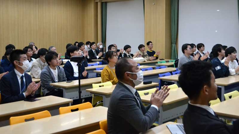 千葉工大生の衛星「ＫＡＳＨＩＷＡ」放出成功　ＩＳＳから宇宙空間へ　習志野　ＰＶで６０人見守る
