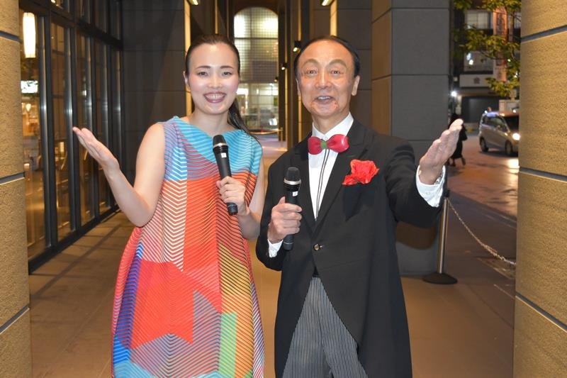 きょうの公演に出演する八咫さん（右）と子八咫さん＝東京都台東区
