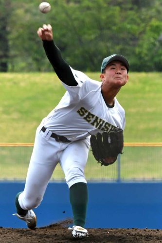 木更津総合戦で１０回１失点完投した専大松戸の梅沢＝県総合ＳＣ