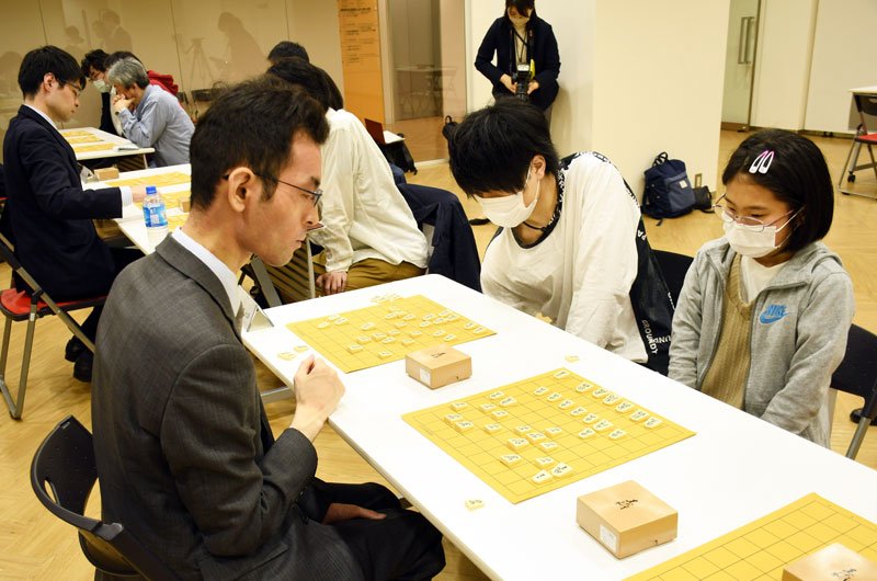 成田で将棋名人戦　近藤七段ら指導対局　棋士５人、子どもから大人６４人に