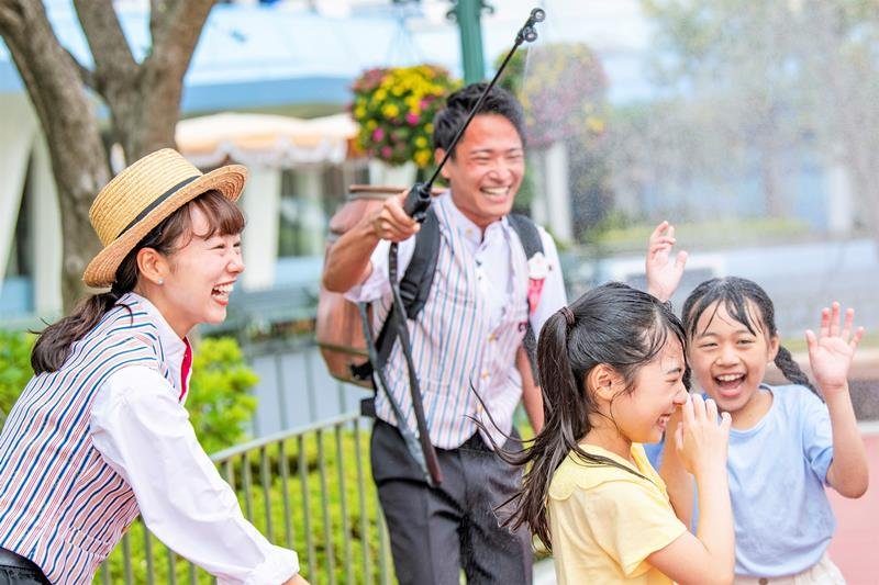 パークのキャストがクールミストをかけて回る「びしょぬれタイム」（オリエンタルランド提供）
