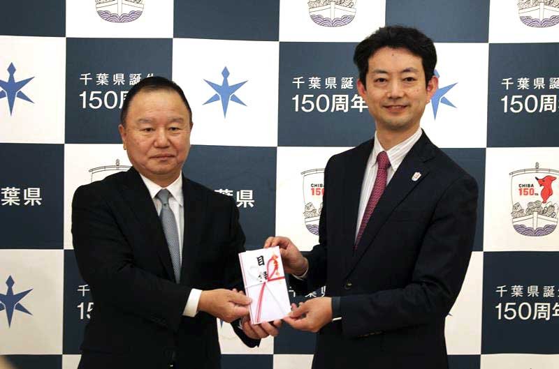 贈呈式で千葉トヨタ３社の出野社長（左）から目録を受け取る熊谷知事＝２６日、県庁