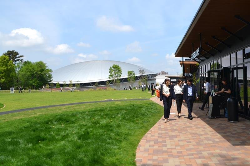 多くの来園者でにぎわう「芝庭」＝２６日、千葉市中央区の千葉公園
