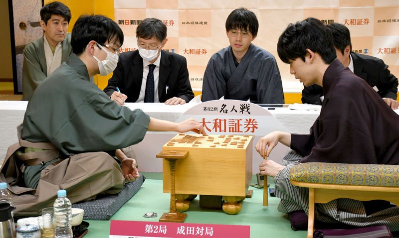 将棋名人戦七番勝負の第２局を終え、感想戦を行う藤井八冠（右）と豊島九段＝２４日午後９時４０分ごろ、成田市の成田山新勝寺