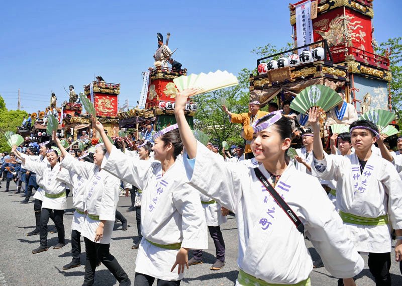 成田市制７０周年を祝う「成田山車まつり」で、市役所駐車場に１８台の山車と屋台が集結。引き手が一斉に「総踊り」を披露した＝２８日