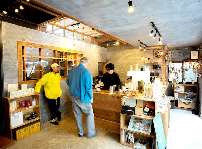 手焼き煎餅店をセルフリノベーションしたスパイスコーヒーハウスの店内＝勝浦市勝浦