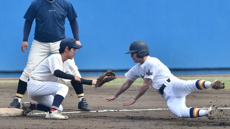 土気－千城台　６回表土気２死二塁、けん制で二走塚本が二、三塁間に挟まれ三塁でタッチアウト。三塁手大場＝県総合ＳＣ

