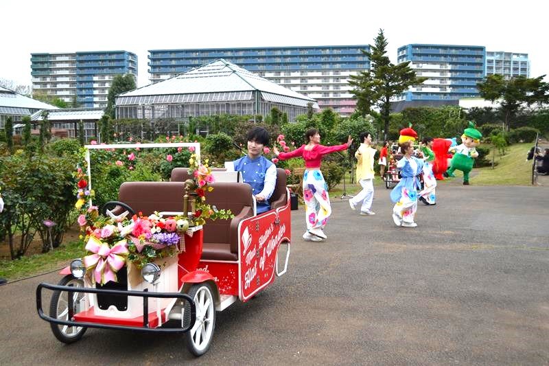 イベント期間中に開催するパレードの様子＝八千代市の京成バラ園
