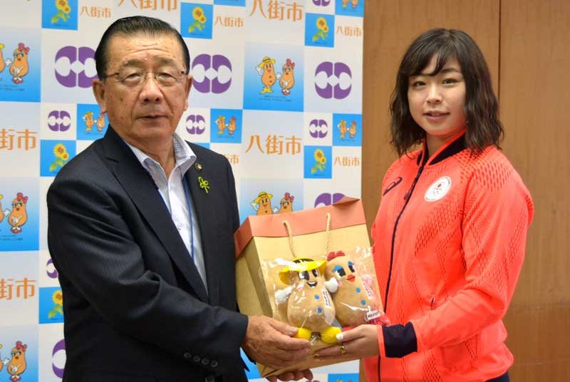 北村市長と記念撮影した植草選手（右）＝２０２１年、八街市役所