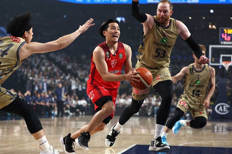 琉球─千葉　第１クオーター、ドライブで仕掛ける千葉Ｊの富樫勇樹＝１８日　沖縄アリーナ