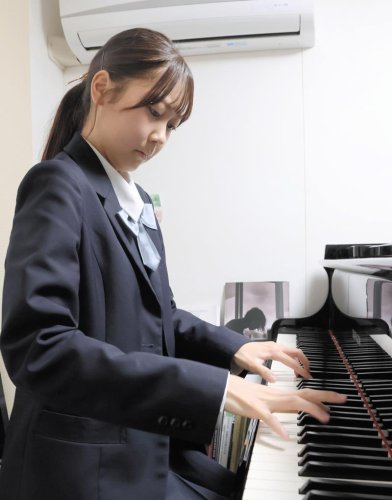 自宅の防音室でピアノを練習する武田さん＝佐倉市
