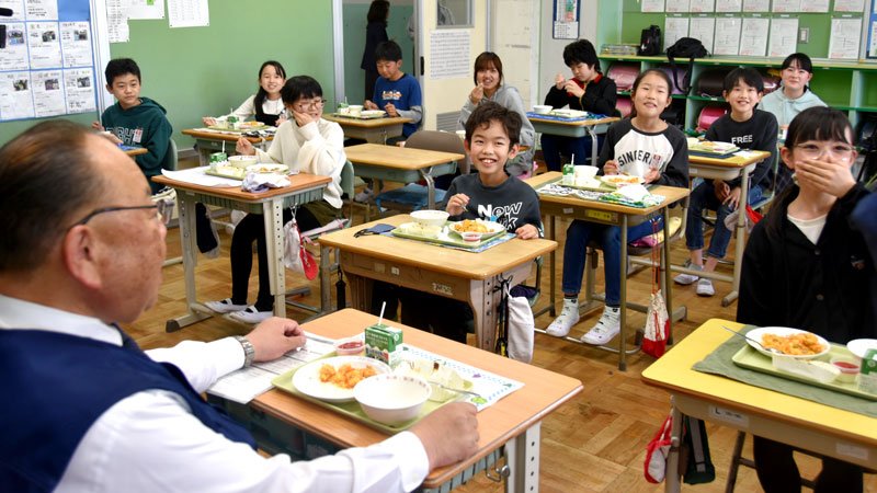 「津田仙メニュー」の給食を味わう児童たち＝佐倉市