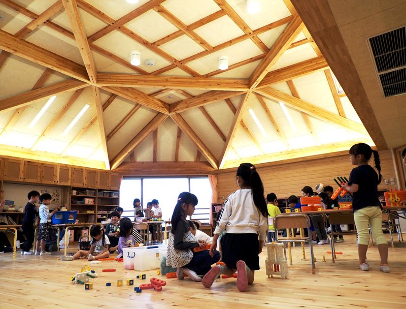 木のぬくもりを生かした八角形の設計の園舎で遊ぶ子どもたち＝３０日、君津市