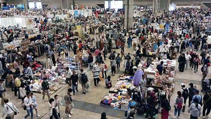 ゴールデンウイーク後半がスタート。多くの人出でにぎわう「どきどきフリーマーケット」＝３日、千葉市美浜区の幕張メッセ