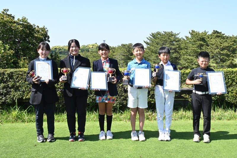 上位入賞を果たした６人＝４日、一の宮カントリー倶楽部
