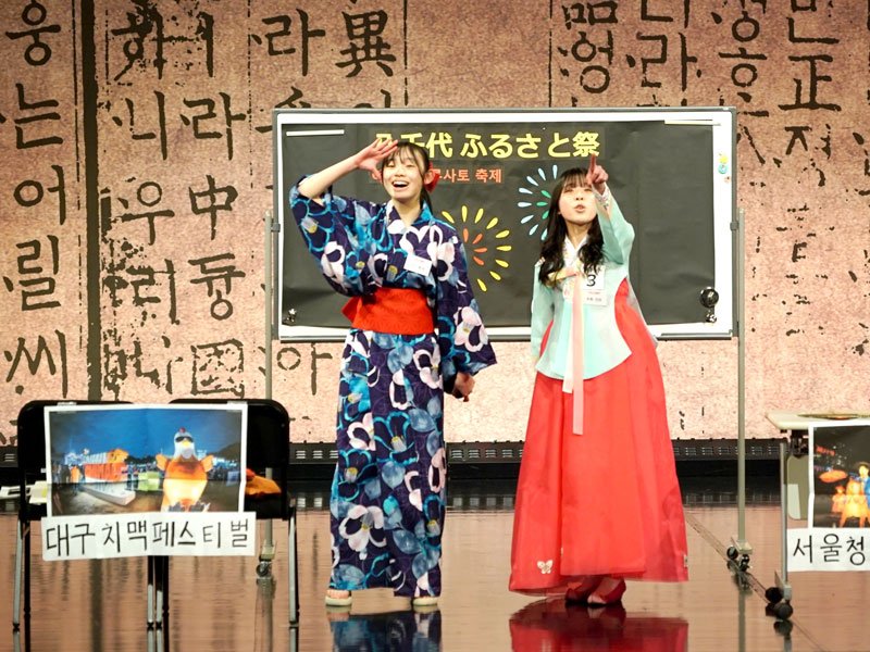 韓国語表現の「スキット」を全国大会で演じる八千代松陰高の部員（駐日韓国文化院提供）