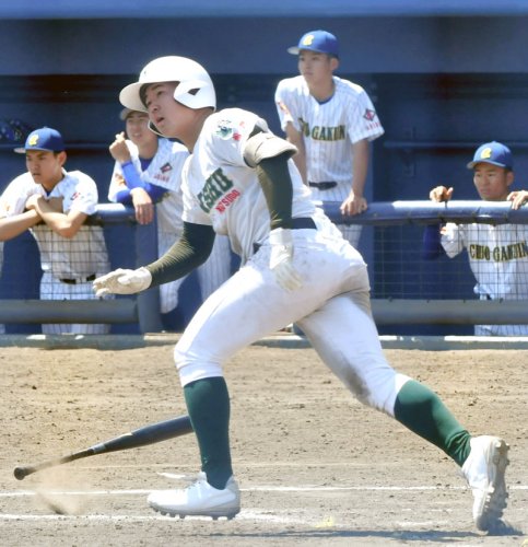 専大松戸─中央学院　９回表専大松戸１死満塁、水谷が２点二塁打を放つ＝県総合ＳＣ