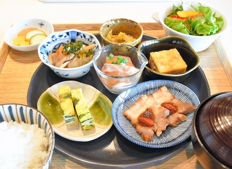 千葉県産食材ふんだんに　制服社員、空の仕事紹介　日航運営レストラン「御料鶴」（成田市）【一度来てみて　北総・九十九里　観光スポット】（５）