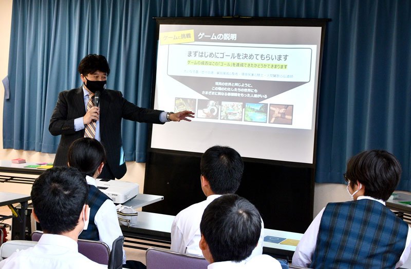 ＳＤＧｓの意義などについて説明する伊藤市長＝香取市立栗源中学校