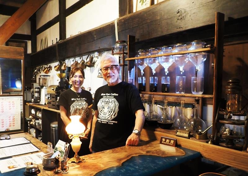 カウンターに立つ青山さん（右）と小山さん。ゆっくりと時間をかけて抽出中の氷出しコーヒーが壁側に並ぶ＝富津市
