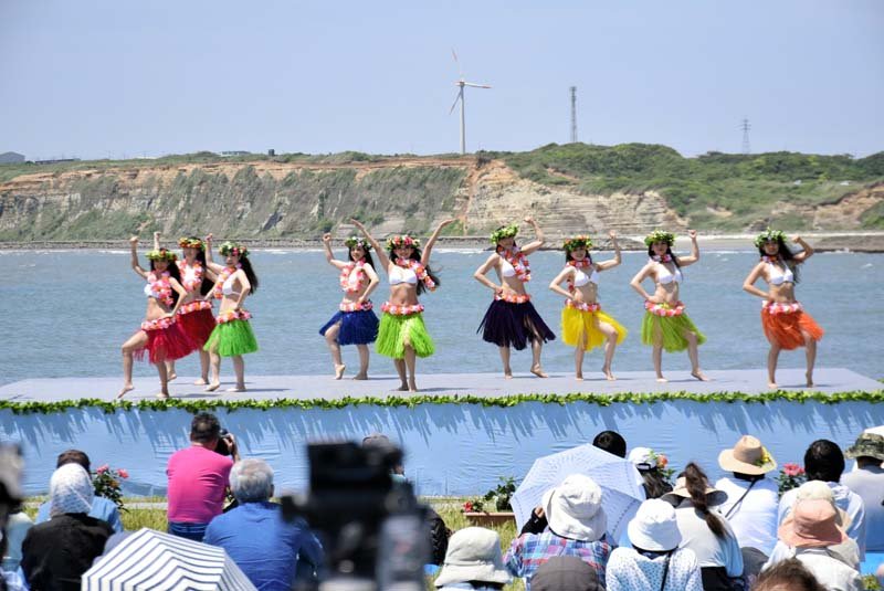 ハワイアンフェスで南国ムードに包まれた屏風ケ浦周辺。ダンサーたちがカラフルな衣装で元気に踊りを披露＝１１日、銚子市