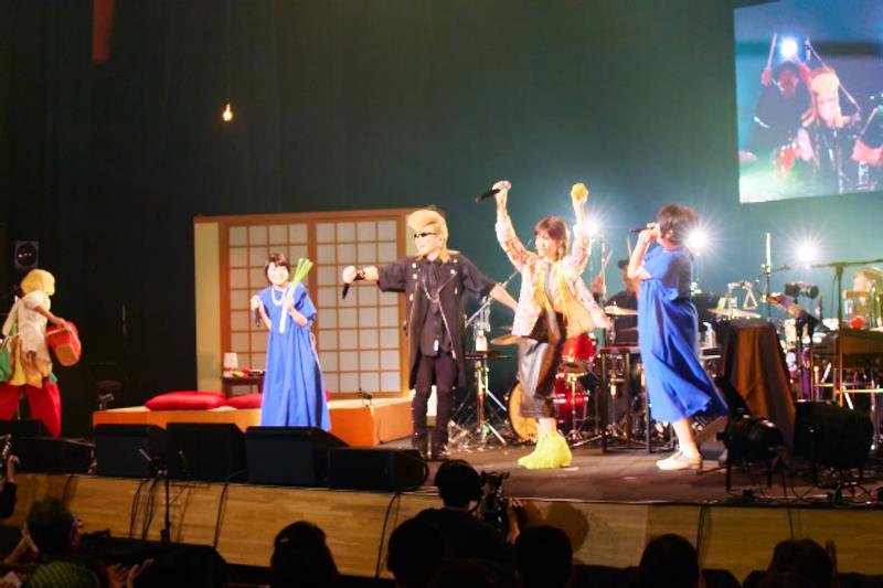 “通底縁劇・通底音劇”と題した一連のライブの最終公演「茶の間ユニバース」＝袖ケ浦市（岩澤高雄さん撮影、内房総アートフェス実行委員会提供）
