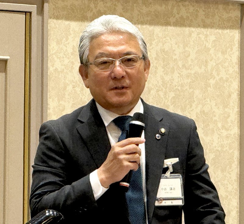 千葉政経懇話会で講演する市原市長の小出氏＝１６日、千葉市中央区のホテル