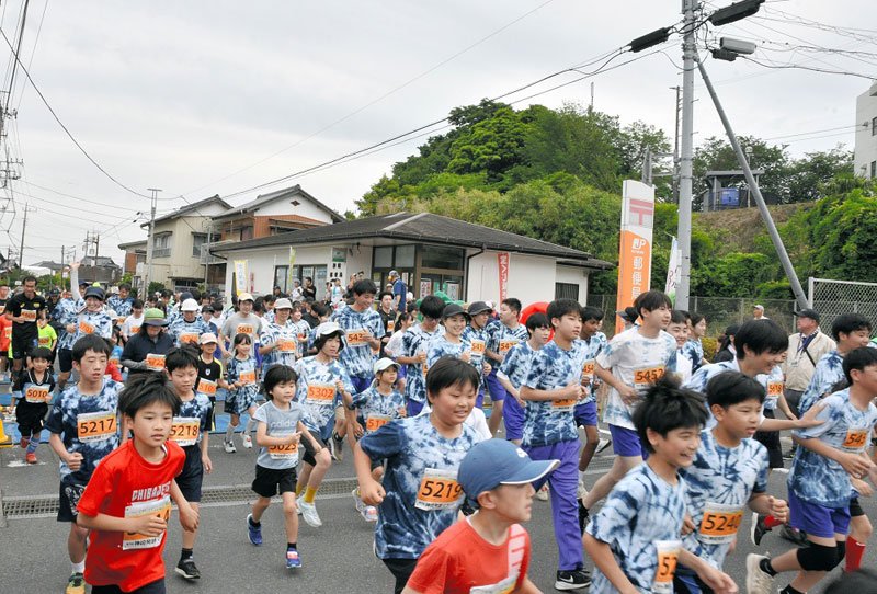 号砲とともにスタートするランナー。配布された藍染めＴシャツで走る姿も＝１９日、神崎町
