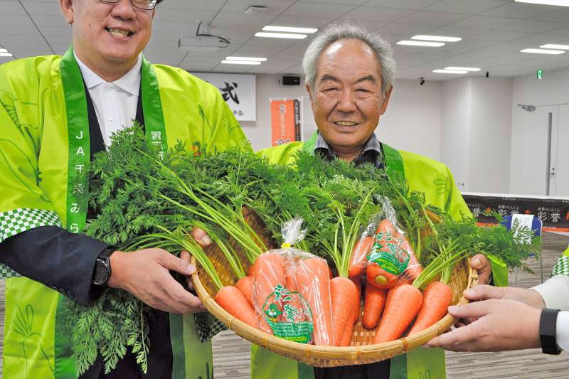 習志野市で特産の春夏ニンジンの出荷時期が到来。生産農家が取れたてを手に自慢の味をＰＲした＝２０日、同市役所
