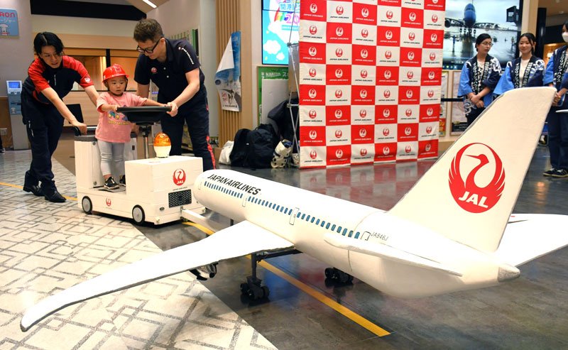 飛行機動かせた！！　成田空港２０日開港４６周年　イオン　記念フェアで仕事体験　魅力描く映画も紹介