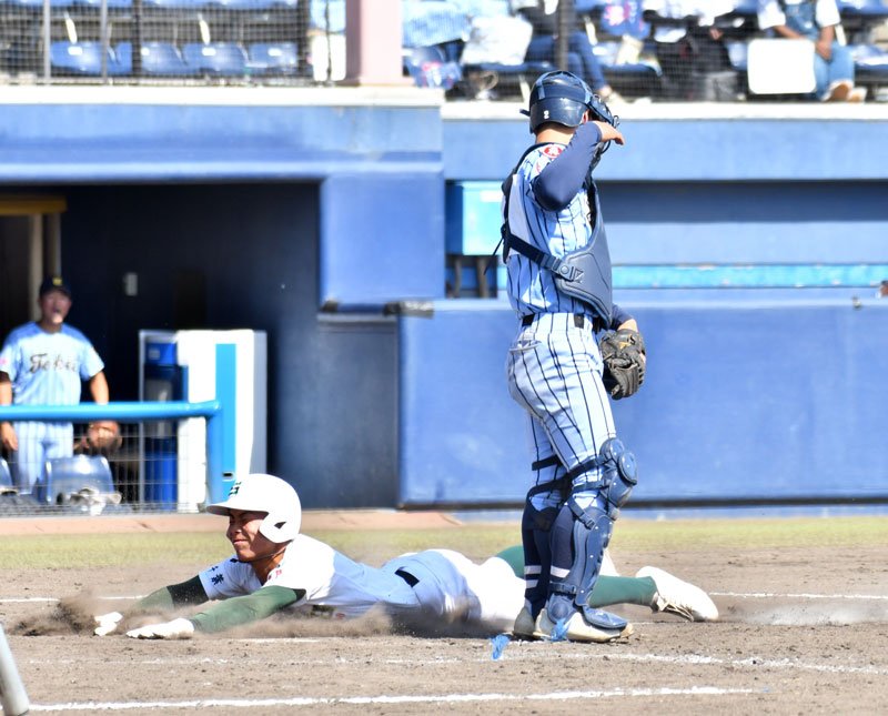 専大松戸－東海大相模　４回裏専大松戸１死満塁、土田の犠飛で生還する三走山本＝上毛新聞敷島