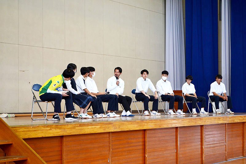 生徒たちと座談会をする佐藤さん（中央）＝船橋市の船橋古和釜高