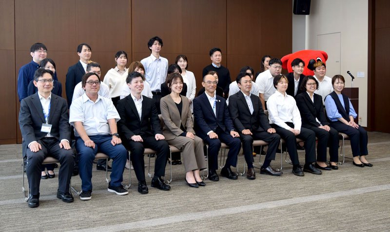 「介護の未来案内人」の委嘱を受けた県内介護施設の職員ら＝２２日、千葉市中央区
