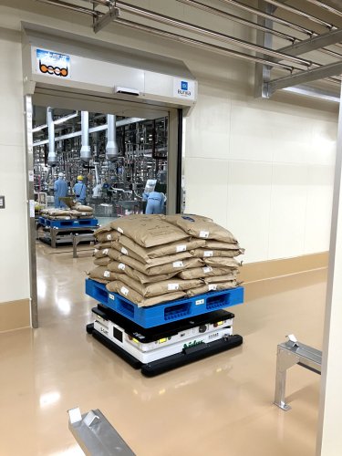 「キッコーマンフードテック本社工場食品棟」で、袋詰めにされた原料を原料組み合わせ室から調合タンクに運ぶ自動搬送機＝野田市（キッコーマン提供）
