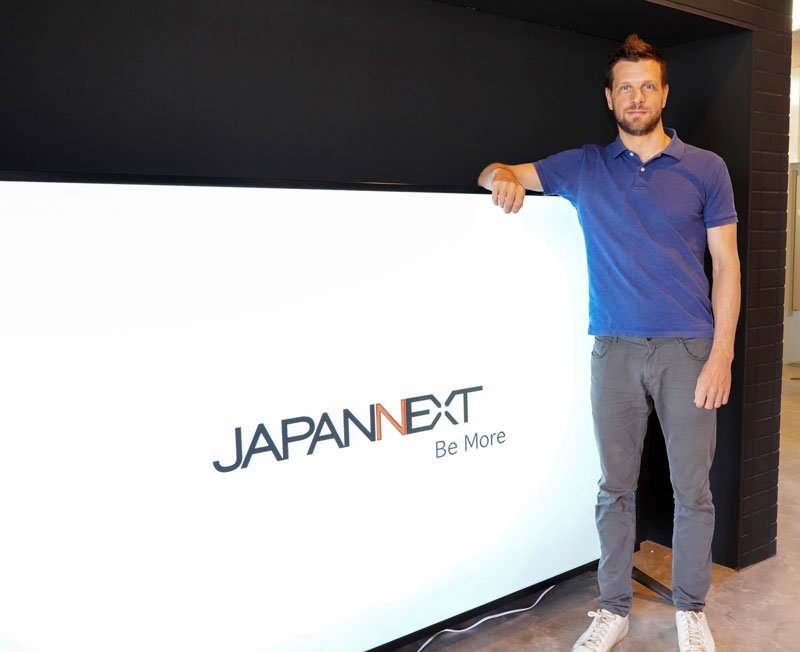 本社玄関ホールに置かれた９８型モニターとベッカー・サムエル社長＝いすみ市