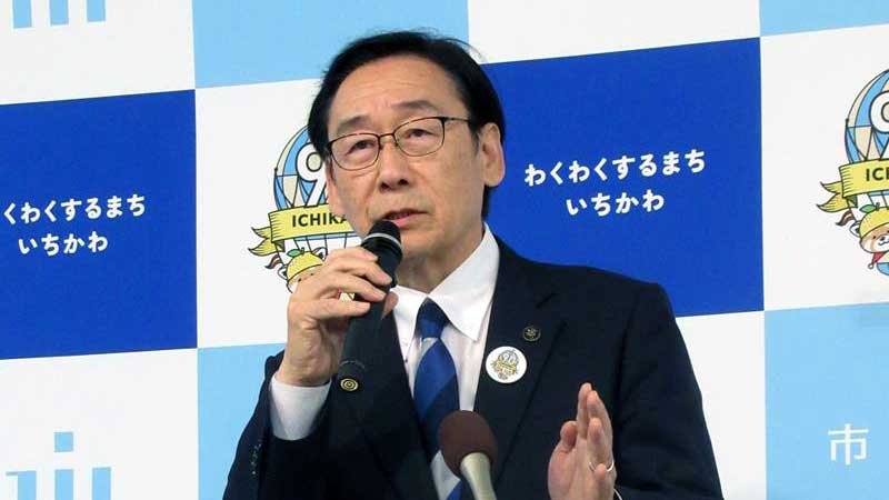 記者会見する田中市長＝２８日、市川市