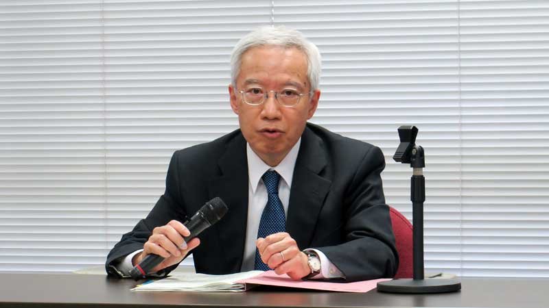 就任記者会見で抱負を語る佐久間所長＝２８日、千葉市中央区の千葉家裁